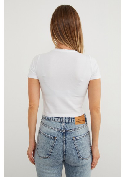 Kalp Nakışlı Bisiklet Yaka Crop Tişört indirimleri