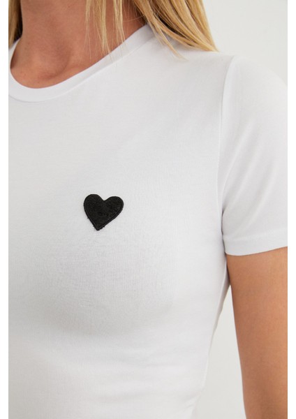 Kalp Nakışlı Bisiklet Yaka Crop Tişört