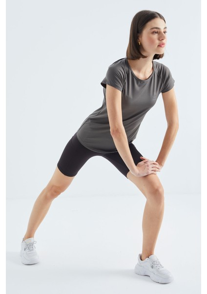 Koyu Gri Sırt Pencereli Kısa Kol Standart Kalıp O Yaka Kadın T-Shirt - 97101