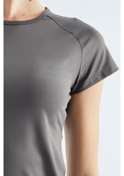 Koyu Gri Sırt Pencereli Kısa Kol Standart Kalıp O Yaka Kadın T-Shirt - 97101