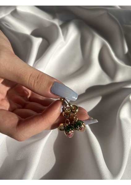 Üç Boyut Çilekli Charm Küpe fiyatları