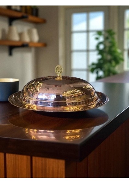 - El Dövmesi Bakır Kapaklı Sunumluk – 40 cm | El Işçiliği, Şık Yemek ve Meyve Sunumları Için Özel Tasarım Sunumluk