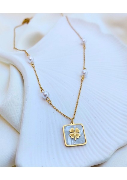 İnci Detaylı Yonca Gold Çelik Kolye