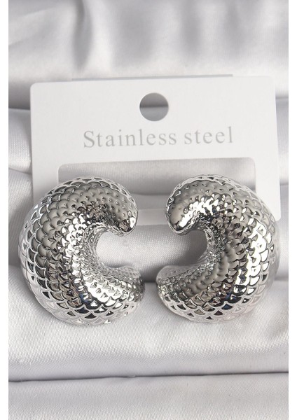 Pirinç Gümüş Renk Yılan Sırtı Işlemeli Yarım Halka Model Kadın Küpe - PRT3500EB03892