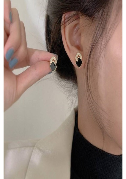 Kadın Küpe Özel Seri Ithal Minimal Tasarım Zirkon Taş Siyah Küpe