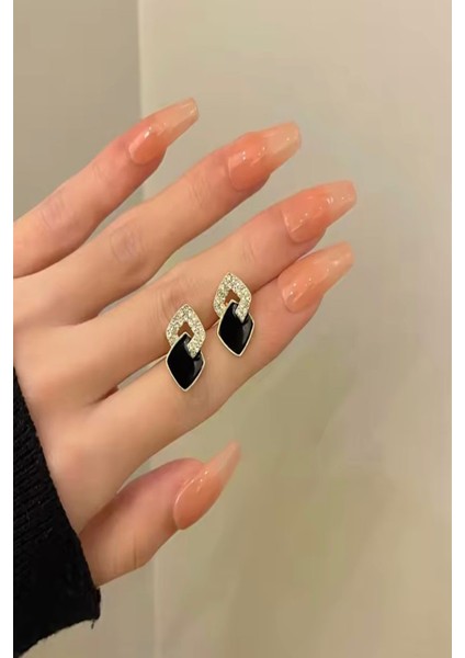 Kadın Küpe Özel Seri Ithal Minimal Tasarım Zirkon Taş Siyah Küpe modelleri