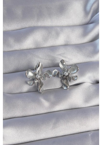 Pirinç Gümüş Renk Inci Detay Çiçek Tasarımlı Küpe - PRT3500EB01737