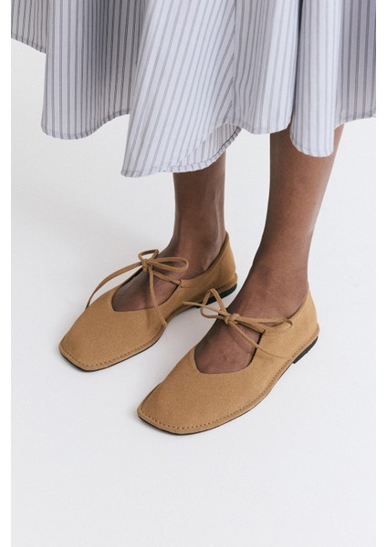 Babet 2524 - Bağcıklı Küt Taba Süet Kadın Babet indirimleri