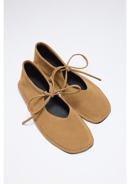 Babet 2524 - Bağcıklı Küt Taba Süet Kadın Babet