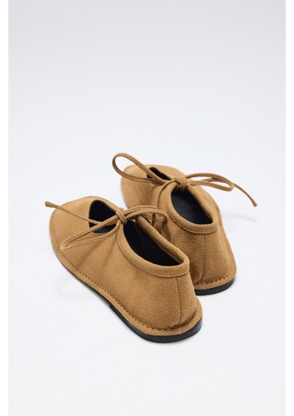 Babet 2524 - Bağcıklı Küt Taba Süet Kadın Babet