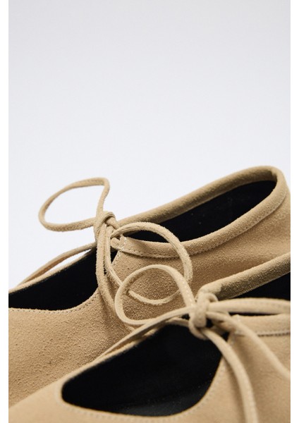 Babet 2524 - Bağcıklı Küt Bej Süet Kadın Babet