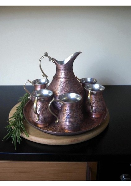 - El Dövmesi Bakır Işlemeli Sürahi Takımı – 2 Lt Sürahi, 6 Adet 400CC Bardak ve 35 cm Tepsi | Geleneksel Osmanlı Tarzı Şık Sunum Seti