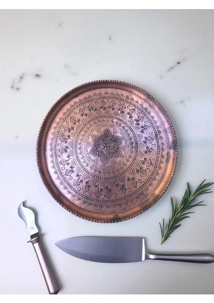 - El Dövmesi Bakır Işlemeli Sürahi Takımı – 2 Lt Sürahi, 6 Adet 400CC Bardak ve 35 cm Tepsi | Geleneksel Osmanlı Tarzı Şık Sunum Seti fiyatları