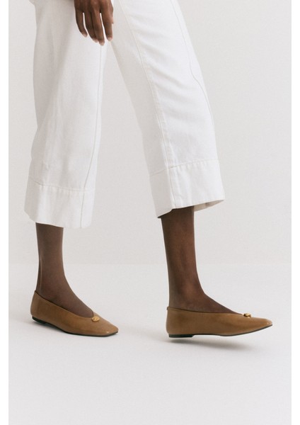 Babet 2528 - Gold Taş Detaylı Karamel Kadın Babet