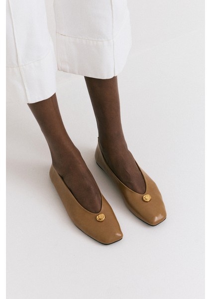 Babet 2528 - Gold Taş Detaylı Karamel Kadın Babet