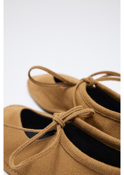 Babet 2524 - Bağcıklı Küt Taba Süet Kadın Babet