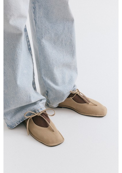 Babet 2524 - Bağcıklı Küt Bej Süet Kadın Babet