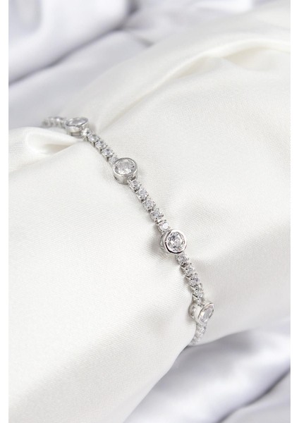 Pirinç Zirkon Taşlı Daire Model Gümüş Renk Asansörlü Kadın Bileklik - PRT3500EB08484