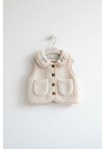 Kız Çocuk Krem Peluş Cepli Düğmeli Yelek – Nakışlı Yaka Detaylı