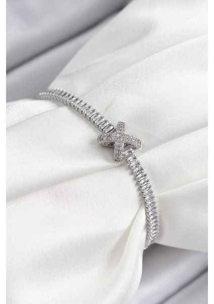 Pirinç Zirkon Taşlı x Detaylı Su Yolu Model Gümüş Renk Asansörlü Kadın Bileklik - PRT3500EB07760