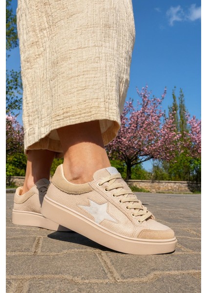 Günlük Kadın Sneaker Bağcıklı Detaylı Yüksek Taban Rahat Ayakkabı modelleri