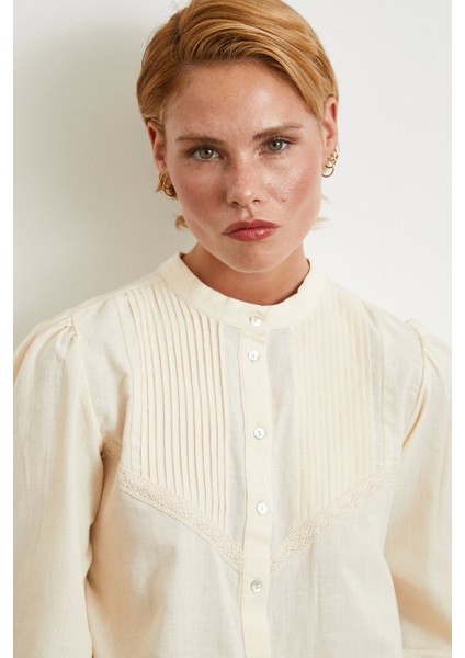 Nervürlü Dantel Detaylı Gömlek Krem fırsatları