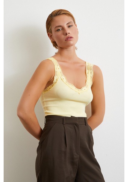 Dantel Askılı Top Sarı