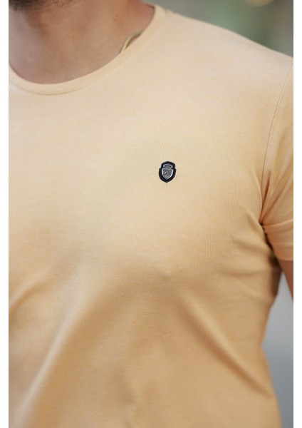 Erkek Bisiklet Yaka Arma Detaylı Basic Kısa Kollu Tişört modelleri