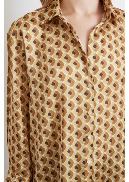 Geometrik Desenli Saten Gömlek Bej fırsatları