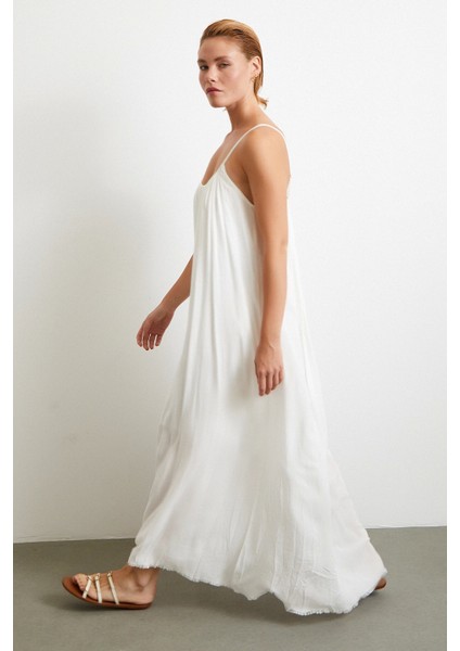 Askılı Piliseli Geniş Elbise Beyaz fiyatları