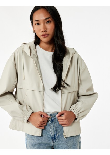 Fermuarlı Kapüşonlu Uzun Kollu Suni Deri Yağmurluk