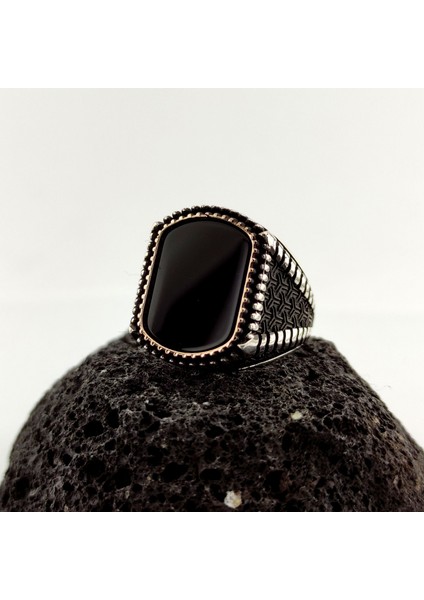 925 Ayar Gümüş Siyah Oniks Taşlı Selçuklu Desenli Erkek Yüzük