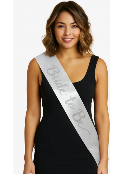 Beyaz Saten Üzerine El Yazısı Italik Gümüş Bride To Be Kuşağı 10 cm Genişlik (5047)