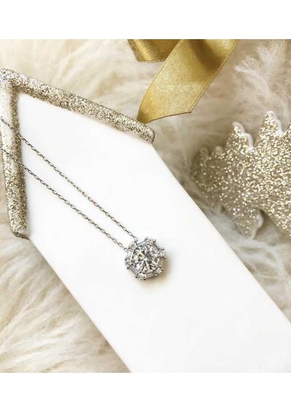 925 Ayar Gümüş Buz Beyazı Baget Taşlı Kolye T4884 fiyatları