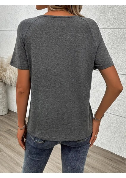 Kadın Kısa Kollu Önden Fermuarlı Yazı Baskılı Viskon Bluz fırsatları