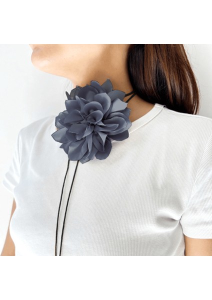 Şıklığınızı Tamamlayacak Çiçek Detaylı Choker Kolye