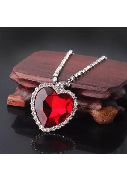 Şıklığınızı Tamamlayacak Taşlı Kalp Kolye