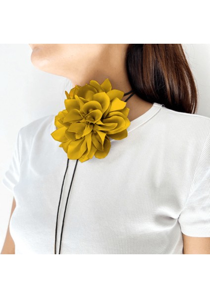 Şıklığınızı Tamamlayacak Bağcıklı Çiçek Choker Kolye