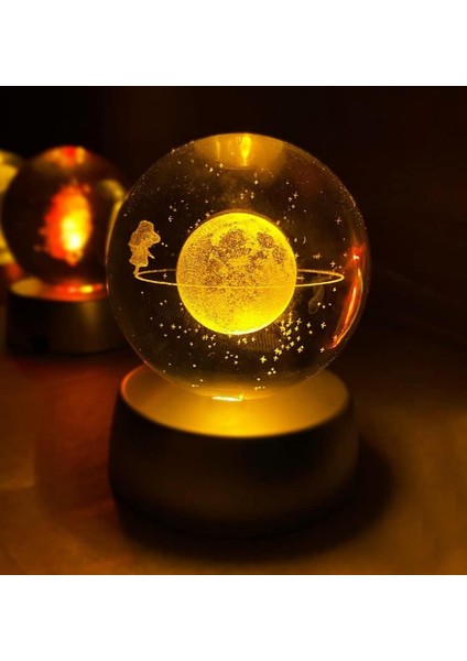 Ahşap Standlı Cam Küre Işıklı Göz Yormayan Gezegen Satürn Motifli Masaüstü Aydınlatma Gece Lambası Dekoratif Çocuk Odası Salon Yatak Odası Lamba 6cm x 6cm (Satürndeki Kız)