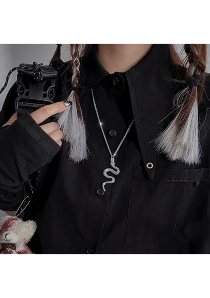 Zarif Yılan Figürlü Kolye ile Şıklığınızı Tamamlayın