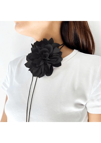 Şıklığınızı Tamamlayacak Çiçek Detaylı Choker Kolye