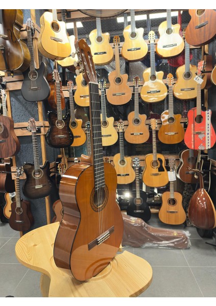 C40 Klasik Gitar Naylon Tellerle Parlak Doğal Renk 25.56 İnç Uzunluk