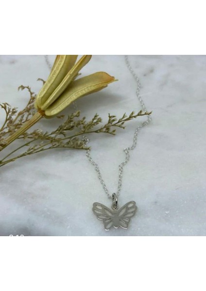 Şıklığınızı Tamamlayacak Zarif Kelebek Kolye