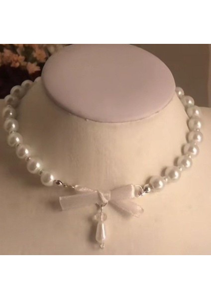 Şıklığınızı Tamamlayan Beyaz Inci Fiyonk Kolye