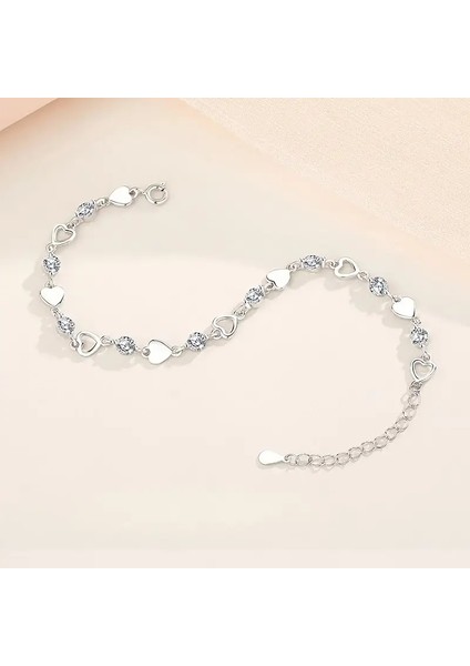 Pandora Tarz , Zirkon Taş Kalp Işlemeli Bileklik, Ahşap Kutu Içerisinde indirimleri