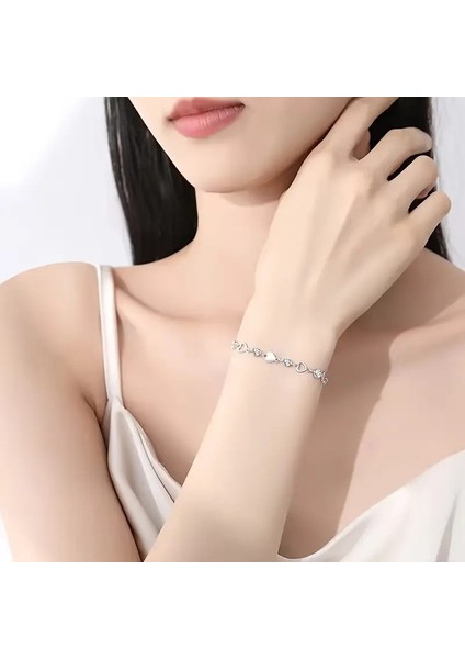 Pandora Tarz , Zirkon Taş Kalp Işlemeli Bileklik, Ahşap Kutu Içerisinde