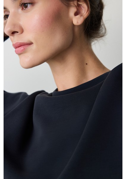 Siyah Bisiklet Yaka Oversize Modal Kısa Sweatshirt fiyatları