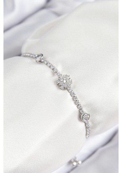 Pirinç Zirkon Taşlı Kar Tanesi Model Gümüş Renk Asansörlü Kadın Bileklik