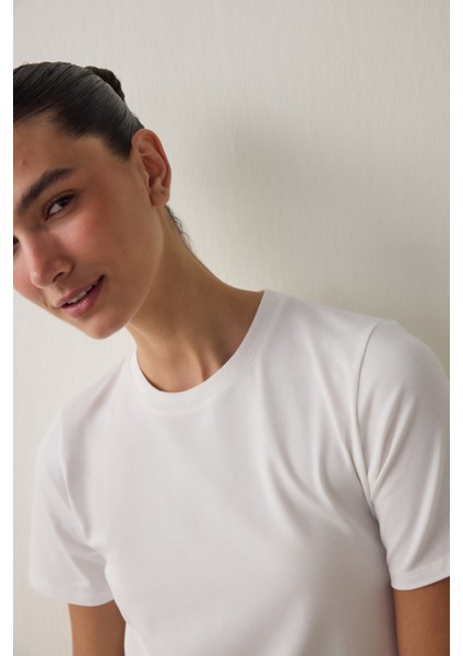 Kırık Beyaz Basic Bisiklet Yaka Tişört fiyatları