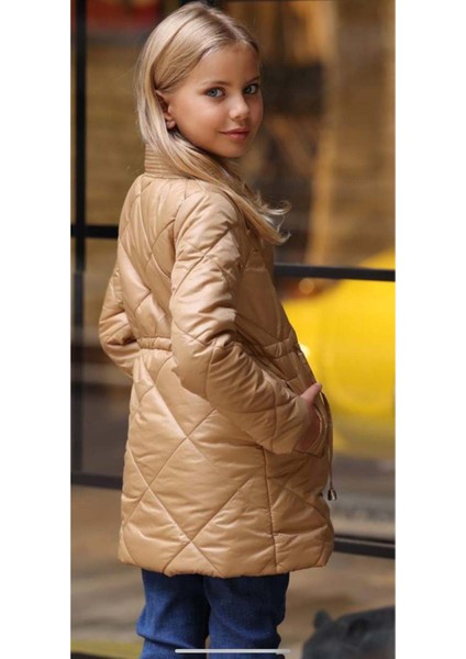 Kız Çocuk Yakası Şerit ve Üzeri Kare Dikiş Detaylı Cepli Çıtçıt Düğme Şişme Krem Mont fiyatları